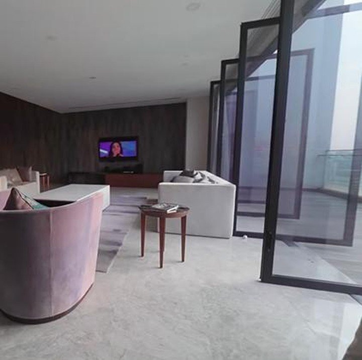<p>Keluarga Gen Halilintar saat ini menetap di Malaysia, Bunda. Keluarga beranggotakan 13 orang itu tinggal di sebuah apartemen mewah yang mereka sebut sebgai penthouse lho. (Foto: YouTube: Gen Halilintar)</p>