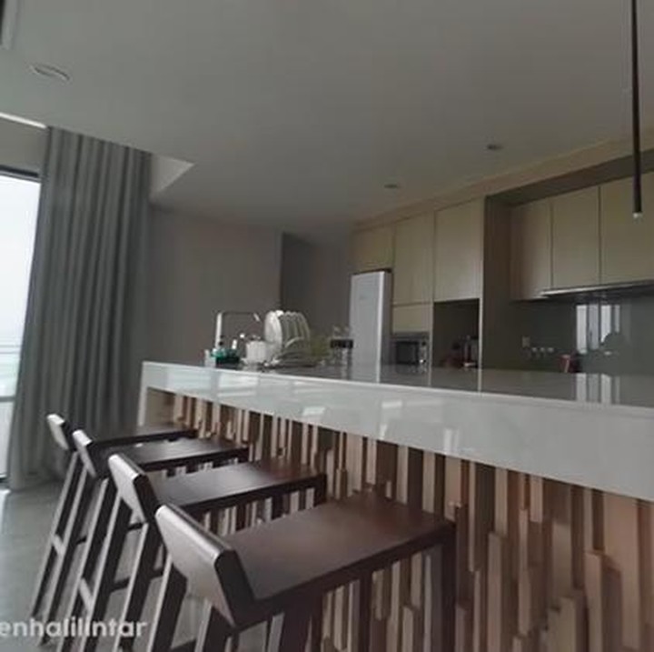 <p>Rumah Gen Halilintar juga memiliki dapur bersih sebagai berikut. Terlihat mewah, bukan? (Foto: YouTube: Gen Halilintar)</p>