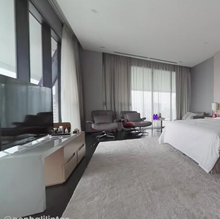 <p>Berikut potret kamar utama atau master bedroom. Ruangan ini digunakan oleh Ayah dan Bunda keluarga Gen Halilintar. (Foto: YouTube: Gen Halilintar)</p>