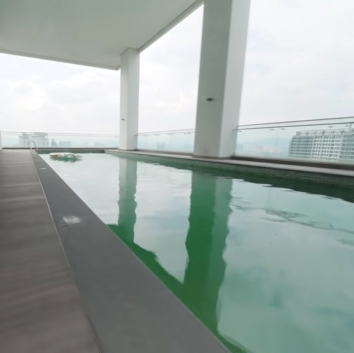 <p>Tempat tinggal tersebut berada di sebuah gedung pencakar langit. Sambil berenang, mereka bisa langsung melihat pemandangan yang indah dari sana. (Foto: YouTube: Gen Halilintar)</p>