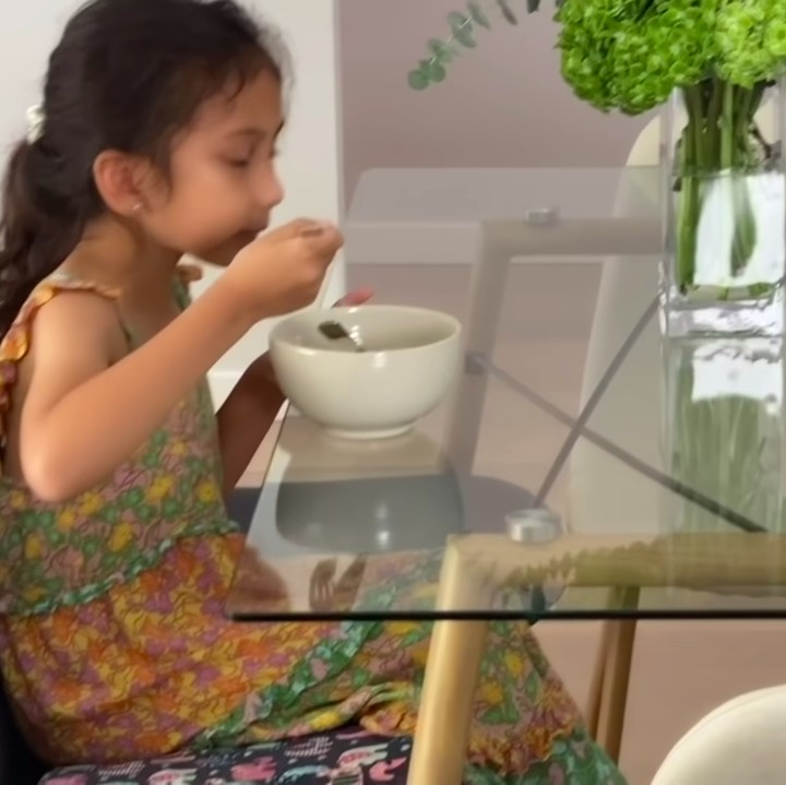 <p>Meja makan Sarah terbuat dari kaca, Bunda. Di atasnya juga diletakkan sebuah tanaman hias untuk memberikan kesan sejuk. (Foto: YouTube Sarah Azhari)</p>