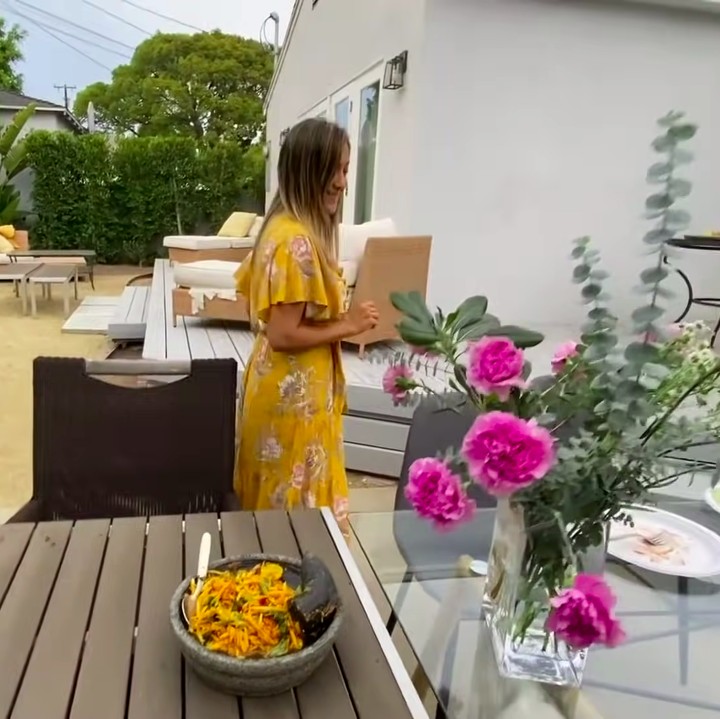 <p>Tak sampai sana, halaman rumah Sarah juga sangat besar nih, Bunda. Terdapat beberapa meja, sofa, serta bangku yang bisa digunakan saat acara kumpul bersama keluarganya. (Foto: YouTube Sarah Azhari)</p>