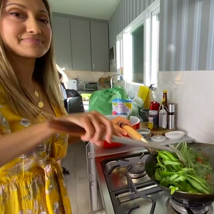 <p> Dapur Sarah juga terlihat sangat luas, lho. Sarah jadi bisa leluasa memasak makanan kesukaannya. (Foto: YouTube Sarah Azhari)</p>