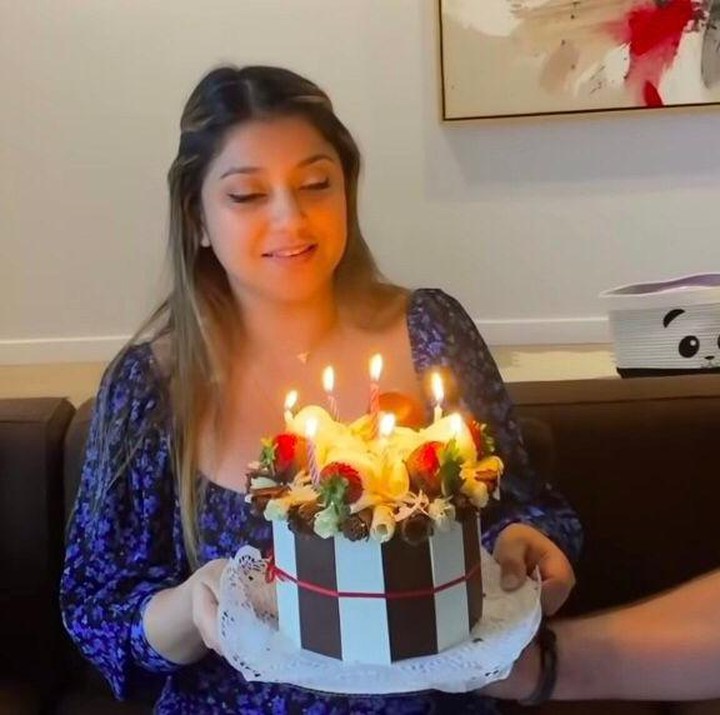 <p>Di dalam rumah, Sarah meletakkan sebuah sofa panjang berwarna cokelat. Di belakangnya juga terdapat lukisan dinding yang sangat besar. (Foto: YouTube Sarah Azhari)</p>