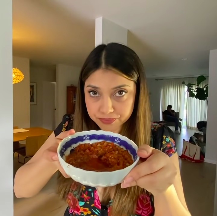 <p>Rumah Sarah memiliki kesan minimalis namun luas, Bunda. Terlebih dinding yang dicat putih semakin menambah kesan lapang. (Foto: YouTube Sarah Azhari)</p>