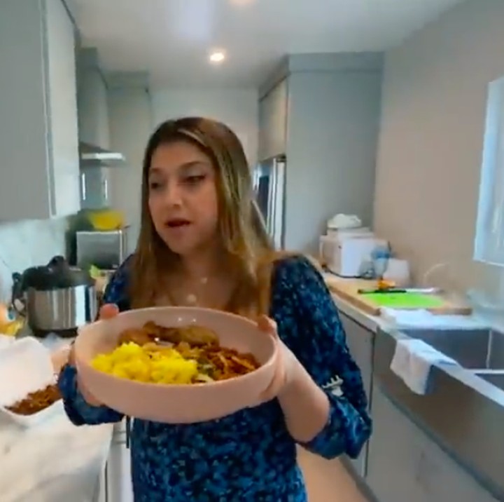<p>Dapur rumah Sarah juga terlihat cukup luas, Bunda. Kesan milimalis kembali terlihat di dapur rumah wanita 44 tahun ini. (Foto: YouTube/Sarah Azhari)</p>