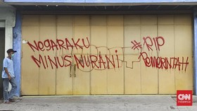 Bingung Warga Solo-Yogya Lihat Aparat Hapus Mural Kritik