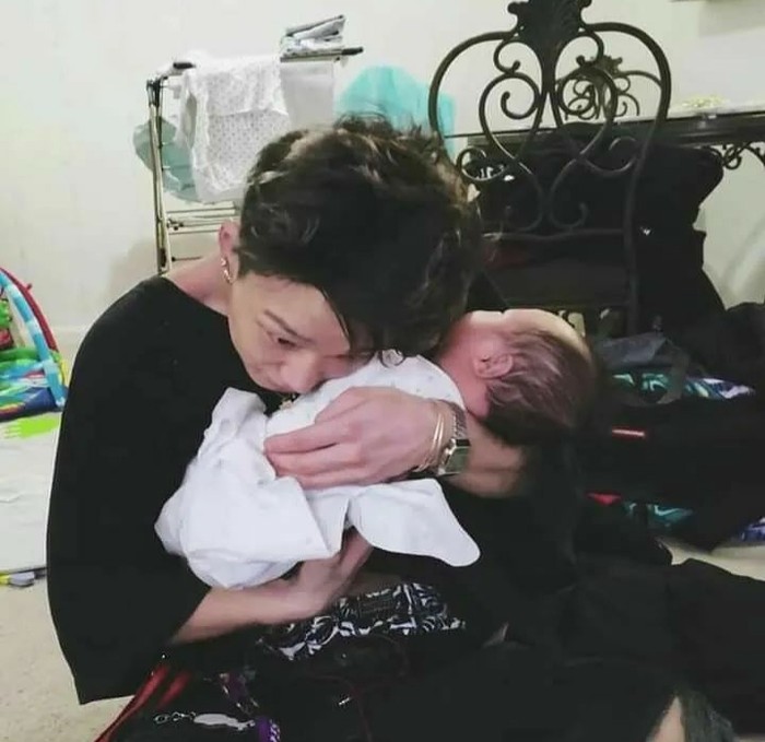 Selanjutnya ada foto yang menunjukkan ketika Bobby menggendong keponakannya. Idol k-pop berusia 25 tahun tersebut menuai perhatian karena cara menggendong keponakannya yang terlihat sudah mahir layaknya orang tua./Foto: Instagram/bobbypopins