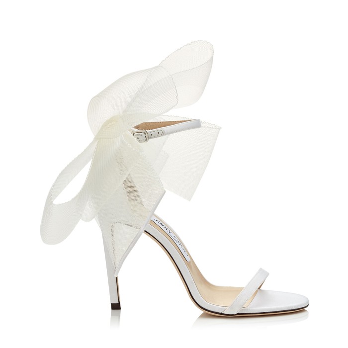 Sepatu cantik yang satu ini pasti membuatmu salah fokus dengan pitanya. AVELINE 100 dari brand Jimmy Choo ini juga rilis dengan warna gold dan hitam. Membuatmu terlihat elegan, sepatu ini dibanderol dengan harga sekitar Rp13 juta. /Foto: row.jimmychoo.com