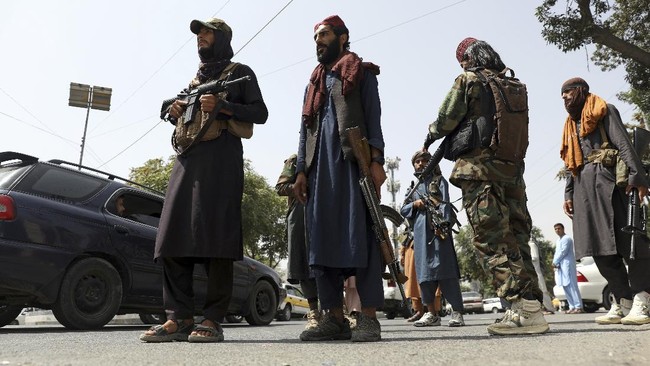 Taliban tidak mengizinkan warga Afghanistan meninggalkan negaranya. Sementara warga negara asing dapat melanjutkan perjalanan.