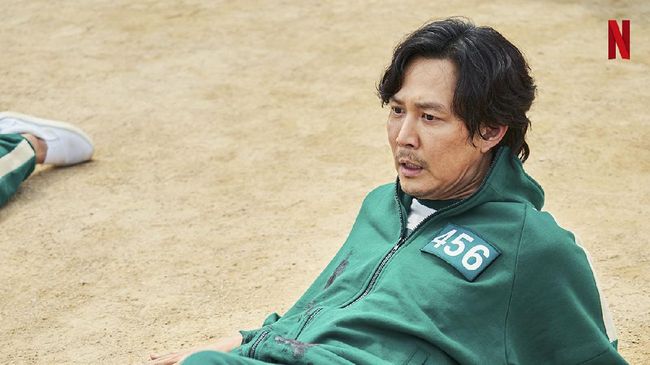 Review Serial: Squid Game Menurut Review Squid Game, Sutradara Hwang Dong-hyuk menyajikan pahit realita kehidupan dalam bungkus yang begitu manis.
