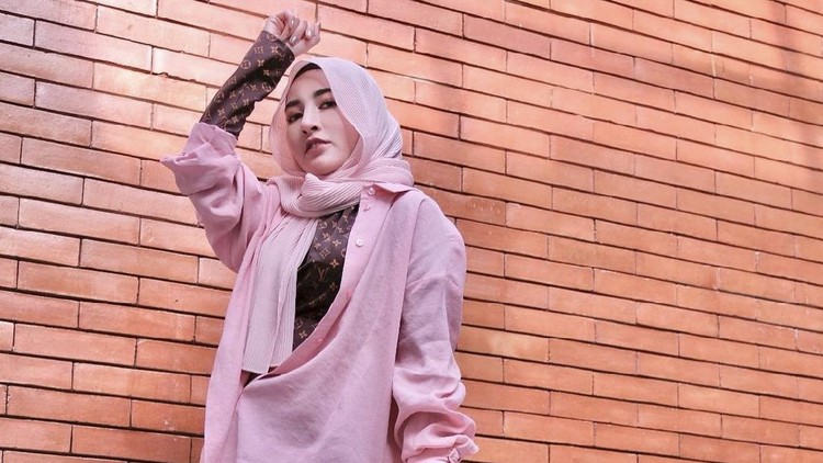 Shandy Purnamasari yang memutuskan berhijab. Shandy Purnamasari yang memutuskan berhijab.