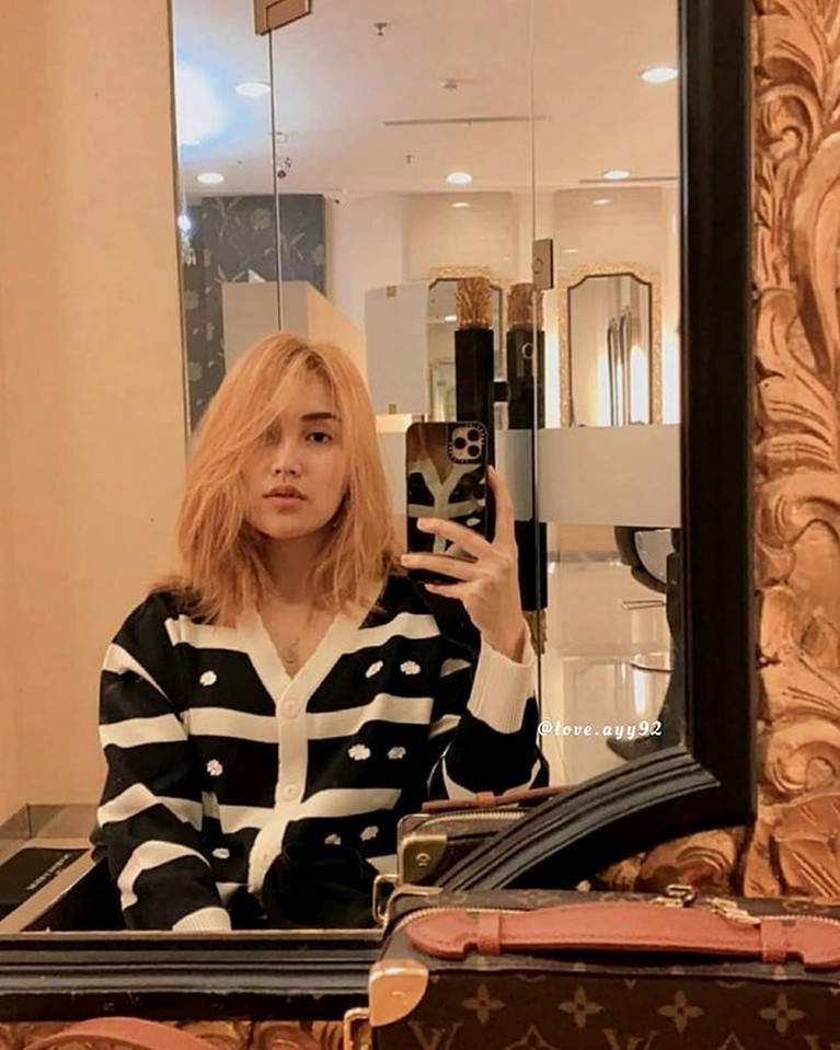 Style Ala K-Pop dengan Rambut Baru Penampilan Ayu Ting Ting Tuai Pujian Penampilan Ayu Ting Ting dengan warna rambut baru dan bergaya ala K-pop tuai pujian. Yuk kita intip!