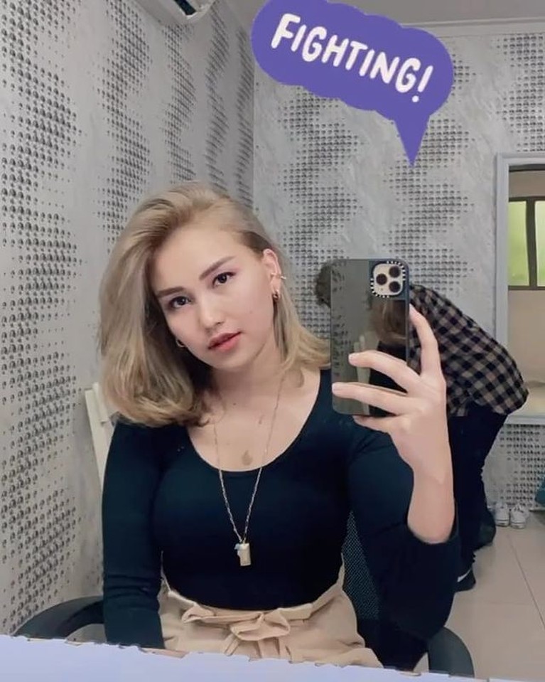Style Ala K-Pop dengan Rambut Baru Penampilan Ayu Ting Ting Tuai Pujian Penampilan Ayu Ting Ting dengan warna rambut baru dan bergaya ala K-pop tuai pujian. Yuk kita intip!