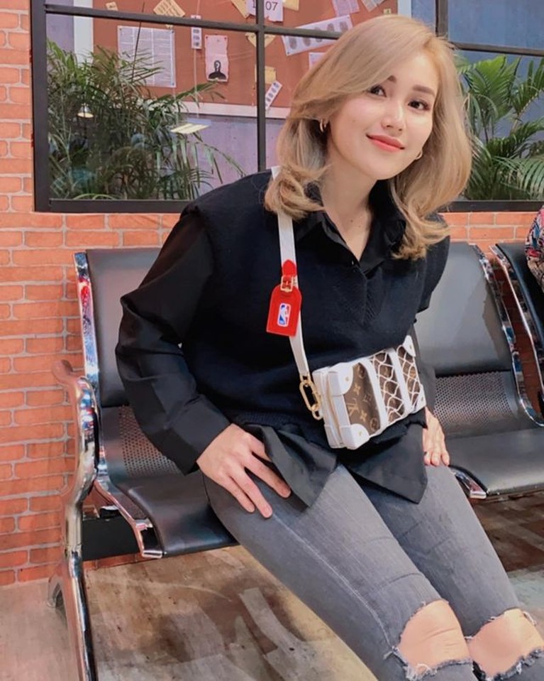Style Ala K-Pop dengan Rambut Baru Penampilan Ayu Ting Ting Tuai Pujian Penampilan Ayu Ting Ting dengan warna rambut baru dan bergaya ala K-pop tuai pujian. Yuk kita intip!
