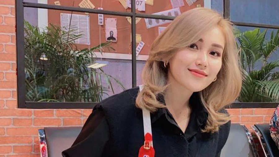 Penampilan Ayu Ting Ting dengan warna rambut baru dan bergaya ala K-pop tuai pujian. Yuk kita intip!