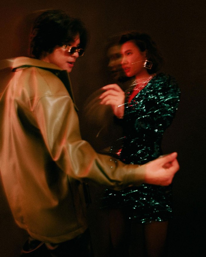 Tampil artistik dengan pakaian dan gaya yang akan membawa kamu pada suasana disco party era 70-an. Gayanya yang asyik dan seru benar-benar lagi menunjukkan jiwa muda mereka ya, Beauties. /Foto: instagram.com/anggayunandareal16
