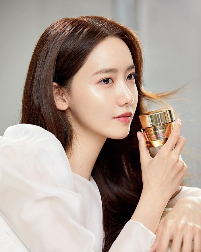 Telah menjadi brand ambassador Innisfree selama 11 tahun, Lim Yoona atau yang dikenal juga sebagai Yoona SNSD kini menjadi wajah baru bagi brand high end ternama Estee Lauder. Citra youthful-nya pada Innisfree, kini berganti menjadi dewasa dan elegan bersama Estee Lauder, Beauties!/Foto: Instagram.com/esteelauderkr