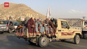 VIDEO: Taliban Patroli Keliling Kabul Sambil Bawa Senjata