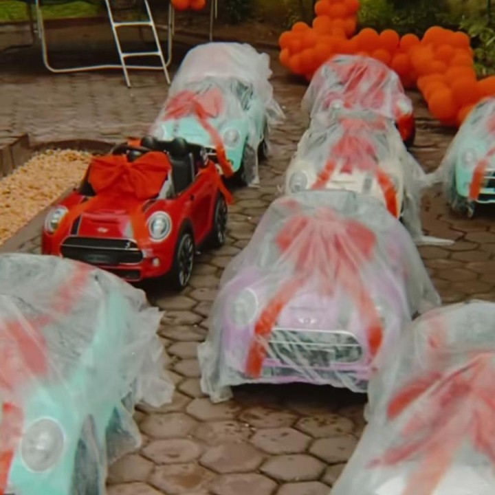 <p>Enggak hanya itu, ternyata Tasya juga mempersiapkan hampers berupa mobil mainan mini cooper, lho. Meski begitu, Tasya mengaku hampers ini akan dikirimkan karena ia tidak mendatangkan para tamu. (Foto: Instagram: @tasyafarasya)</p>