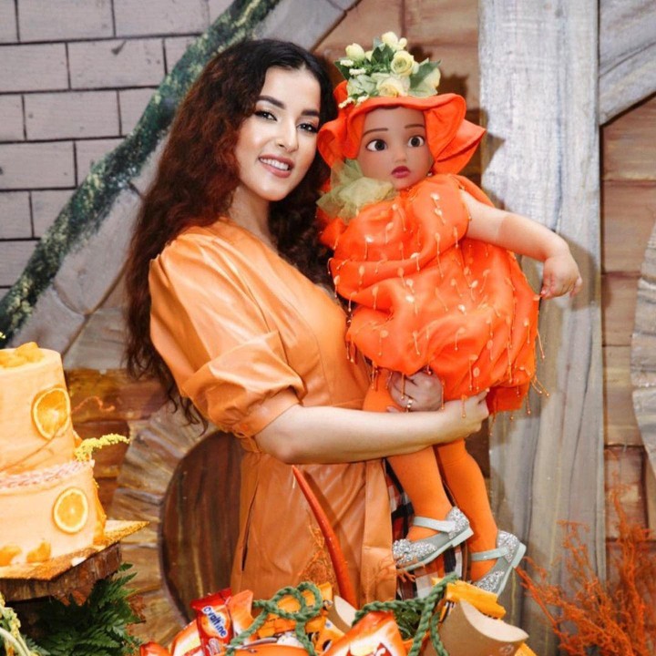 <p>Selain dekorasi pesta, Tasya dan si kecil yang akrab disapa Baby Lily ini juga mengenakan kostum berwarna senada, lho. Baby Lily bahwa mengenakan kostum yang mirip labu. Gemesin, ya! (Foto: Instagram: @tasyafarasya)</p>