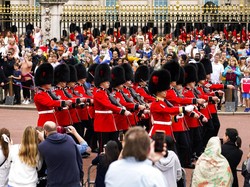 Lama Disetop, Pasukan Elite Penjaga Istana Buckingham Tret Tet Tet Lagi