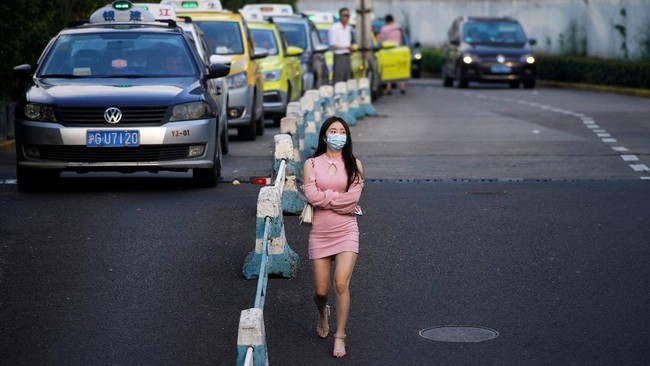 China memperketat lockdown dan kebijakan pencegahan infeksi corona lainnya setelah Covid-19 meroket jelang libur panjang yang disebut 'Minggu Emas' bulan depan.