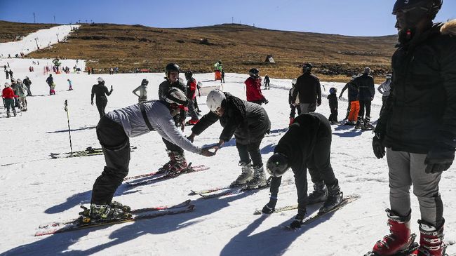 Fenomena anomali terjadi di negara Afrika bagian selatan, Lesotho, yang turun salju dan dimanfaatkan untuk bermain ski oleh warganya.
