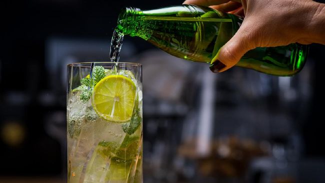 Racikan sparkling water atau air soda dapat dijadikan minuman saat sedang santai di rumah. Berikut cara meracik air soda jadi minuman segar.