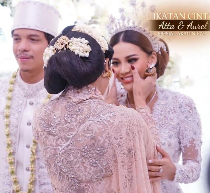 Akhirnya, momen pernikahan Atta & Aurel berhasil menyatukan kembali kehangatan ibu dan anak artis ini. Puncaknya ketika Aurel Hermansyah meminta restu pada Krisdayanti di momen pengajian, hingga membuat netizen terharu. (Instagram/krisdayantilemos)