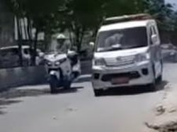Riuh Netizen Mobil Jokowi Disalip Ambulans: Presiden Mau Ngalah, Ada yang Halangi Malah Marah-marah