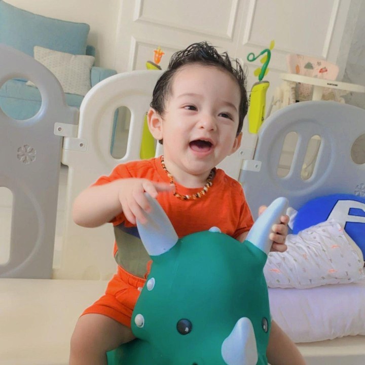 <p>Setuju ya, Bunda? Xavier enggak cuma ganteng, tapi juga begitu menggemaskan. (Foto: Instagram @chacathakya15)</p>