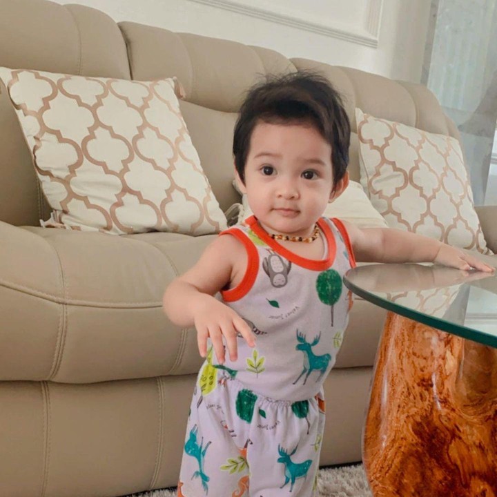 <p>Memasuki usia setahun, Xavier sudah mulai suka berdiri dengan berpegangan pada benda-benda di sekitarnya. Tampaknya sebentar lagi Xavier bisa berjalan nih. (Foto: Instagram @xaviershaquilleperdana)</p>