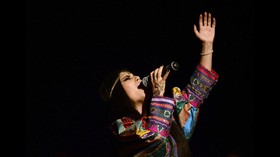 FOTO: Aryana Sayeed, Diva Pop Afghanistan Kabur dari Taliban