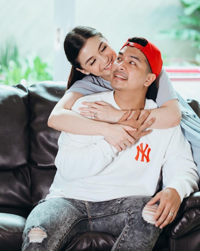 Berawal dari terjebak cinta lokasi, hubungan Glenn Alinskie dan Chelsea Olivia tak pernah diterpa gosip miring hingga sekarang. Kebahagiaan mereka semakin lengkap setelah dikaruniai sepasang buah hati. (Foto: instagram.com/chelseaoliviaa)
