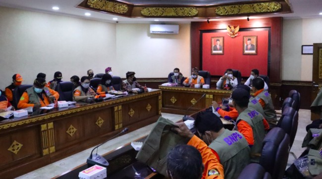 BNPB melatih relawan Satgas Covid Bali memanfaatkan fitur Lapor Kegiatan pada aplikasi inaRISK Personal yang mempermudah pemantauan distribusi bantuan masker.