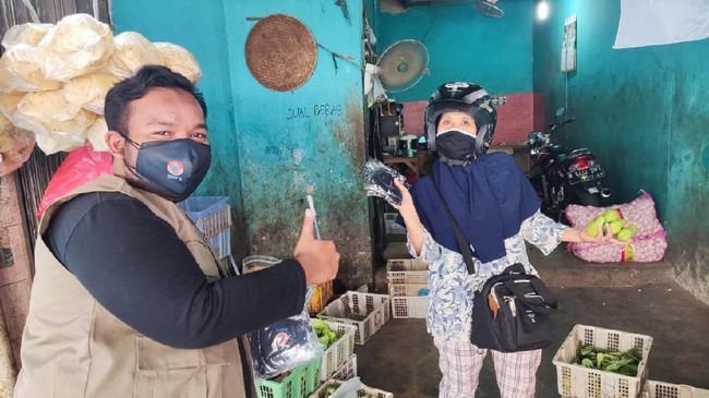 BNPB menyerahkan bantuan kepada 10 kelompok usaha mikro, kecil, dan menengah (UMKM) pilihan di Mataram, Nusa Tenggara Barat, yang terdampak pandemi.