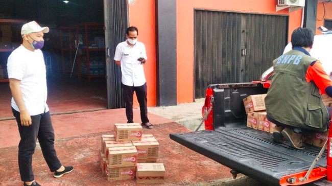 BNPB didukung BPBD Banten menyalurkan bantuan berupa 5 ribu masker dan 3.023 sabun untuk memperkuat protokol kesehatan (prokes) warga Banten, Jawa Barat.