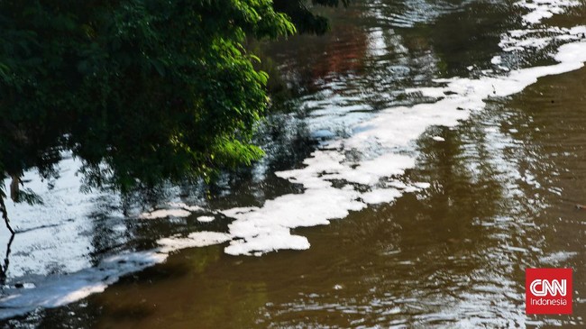 Pabrik tepung tapioka dan pemanis di Karawang disetop sementara lantaran membuat air sungai hitam dan tak bisa digunakan warga.