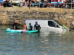 Apes Bener, Ditinggal Main Jetski, Mobil Turis Kelelep di Pantai