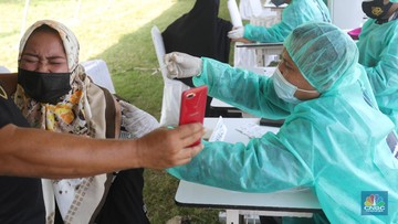 CT ARSA Foundation bersama TNI AL Lakukan Serbuan Vaksinasi dan Donasi di Muara Gembong, Bekasi, Jawa Barat. (CNBC Indonesia/Tri Susilo)