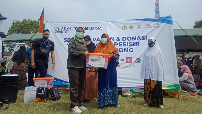 CT ARSA Foundation bersama TRANSMEDIA dan TNI AL menyalurkan paket bantuan sosial untuk warga terdampak Covid-19 di Muara Gembong, Jawa Barat.
