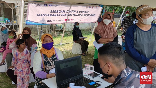CT ARSA Foundation bersama Transmedia berkolaborasi dengan TNI AL mengadakan vaksinasi Covid-19 bagi masyarakat pesisir Muara Gembong, Bekasi.