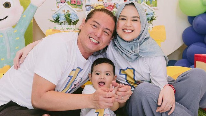 4 Pasangan Artis Indonesia Beda Usia Ini Buktikan Jarak Usia Bukan Halangan, Masih Harmonis Sampai Sekarang!