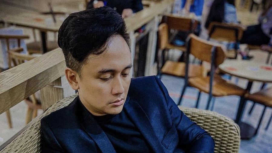 Denny Darko HobiĀ Nongkrong di Kafe Sambil Baca Buku Denny Darko Hobi Nongkrong di Kafe Sambil Baca Buku