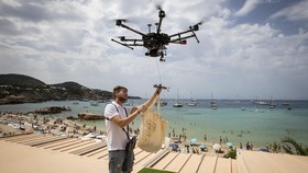 FOTO: Unik, Resto Spanyol Kirim Makanan Pakai Drone