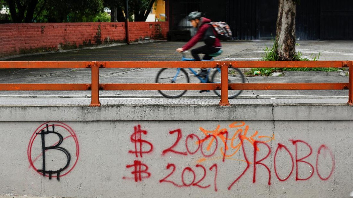 FOTO: Protes Bitcoin Jadi Alat Bayar Sah di El Salvador