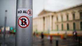 FOTO: Protes Bitcoin Jadi Alat Bayar Sah di El Salvador