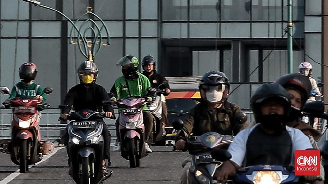Ekonom memperkirakan pertumbuhan ekonomi sepanjang tahun ini mentok 2 persen-3 persen karena terdampak PPKM.