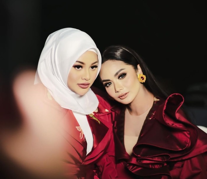 Kemarin (15/08), KD, Aurel, dan Atta berkolaborasi dalam proyek video Youtube #ThisIsIndonesia untuk menyambut HUT RI ke-76. Tampilan ibu dan anak yang sama-sama memakai gaun merah ini dinilai sangat mirip. Cantiknya kompak! (Instagram/attahalilintar)